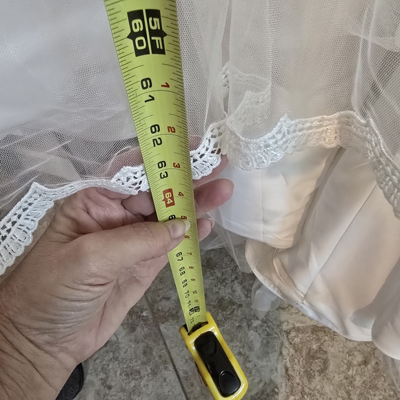 NWOT Elegant White Wedding Gown With Floral Lace Bodice Tulle Overlay Size 2 - Picture 12 of 13